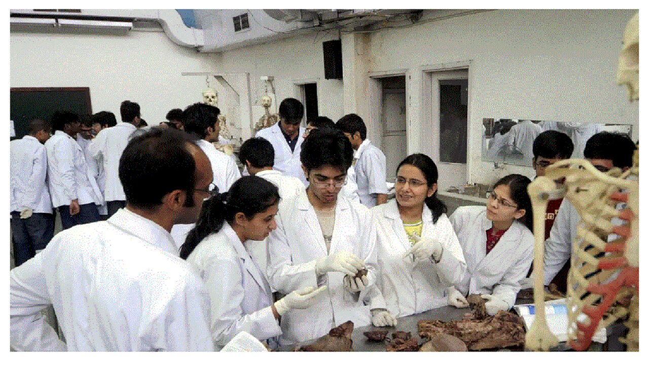 SC ने केंद्र से पूछा - चीन से लौटे मेडिकल छात्रों को भारत में क्लिनिकल ट्रेनिंग की इजाजत मानवीय आधार पर देना संभव है?