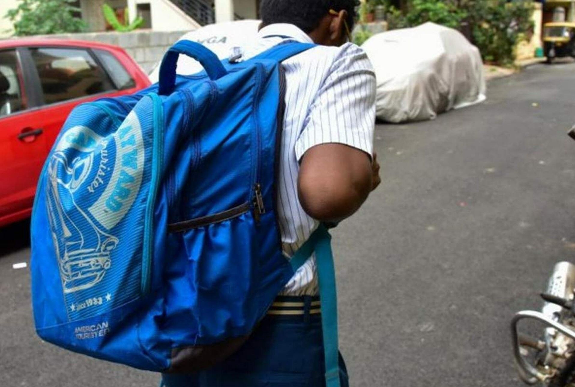 Bengaluru News: स्कूल में छात्रों के स्कूल बैग की हुई चेकिंग, किताबों के साथ मिला कंडोम, गर्भ निरोधक गोलियां और शराब की बोतलें