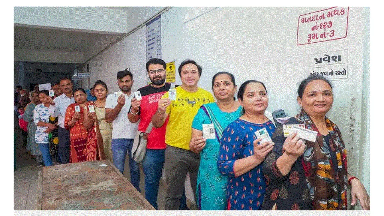 Gujarat Election 2022 Voting : दोपहर 3 बजे तक 49% मतदान, वोट डालने वालों को क्यों दिया जा रहा आभार पत्र?