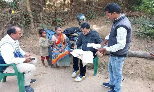 West Singhbhum News: झारखंड के पश्चिमी सिंहभूम में आदिवासी मनरेगा महिला मजदूर को जनदबाव के बाद 9 महीने बाद मिली मजदूरी