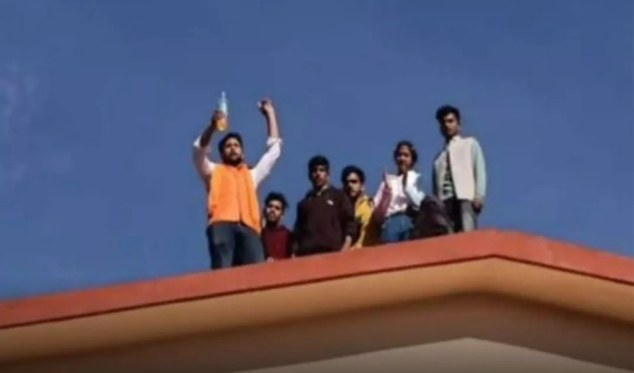 Dehradun News : अब टिहरी में पेट्रोल लेकर कॉलेज की छत पर चढ़े छात्र, छात्र संघ चुनाव की है मांग, एक सप्ताह में मांग पूरी होने के आश्वासन पर माने छात्र