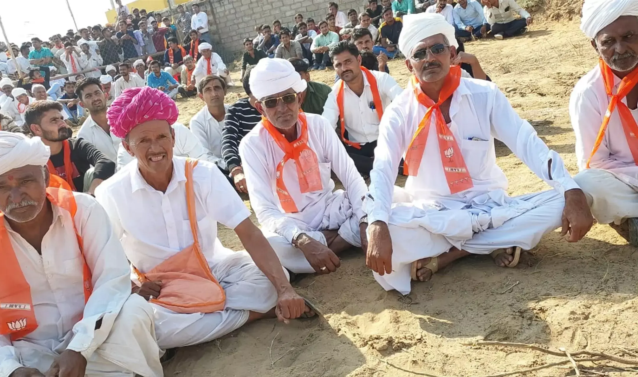 Gujarat Election News: अबकी बार गुजरात में आदिवासी वोट बैंक नजर आ रहा भाजपा के साथ, जानिये क्या हैं कारण