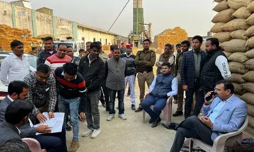 Pilibhit News : UP में योगी के मंत्री ने राइस मिल में छापा मारकर पकड़ा अवैध धान, मिल सील