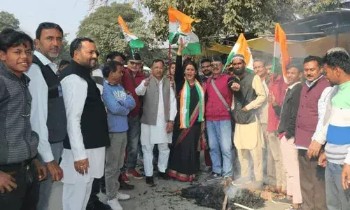 अंकिता हत्याकांड में VVIP का नाम एक्सपोज करने की मांग को लेकर धरना दे रहे आंदोलनकारियों को घसीटकर ले गई पुलिस