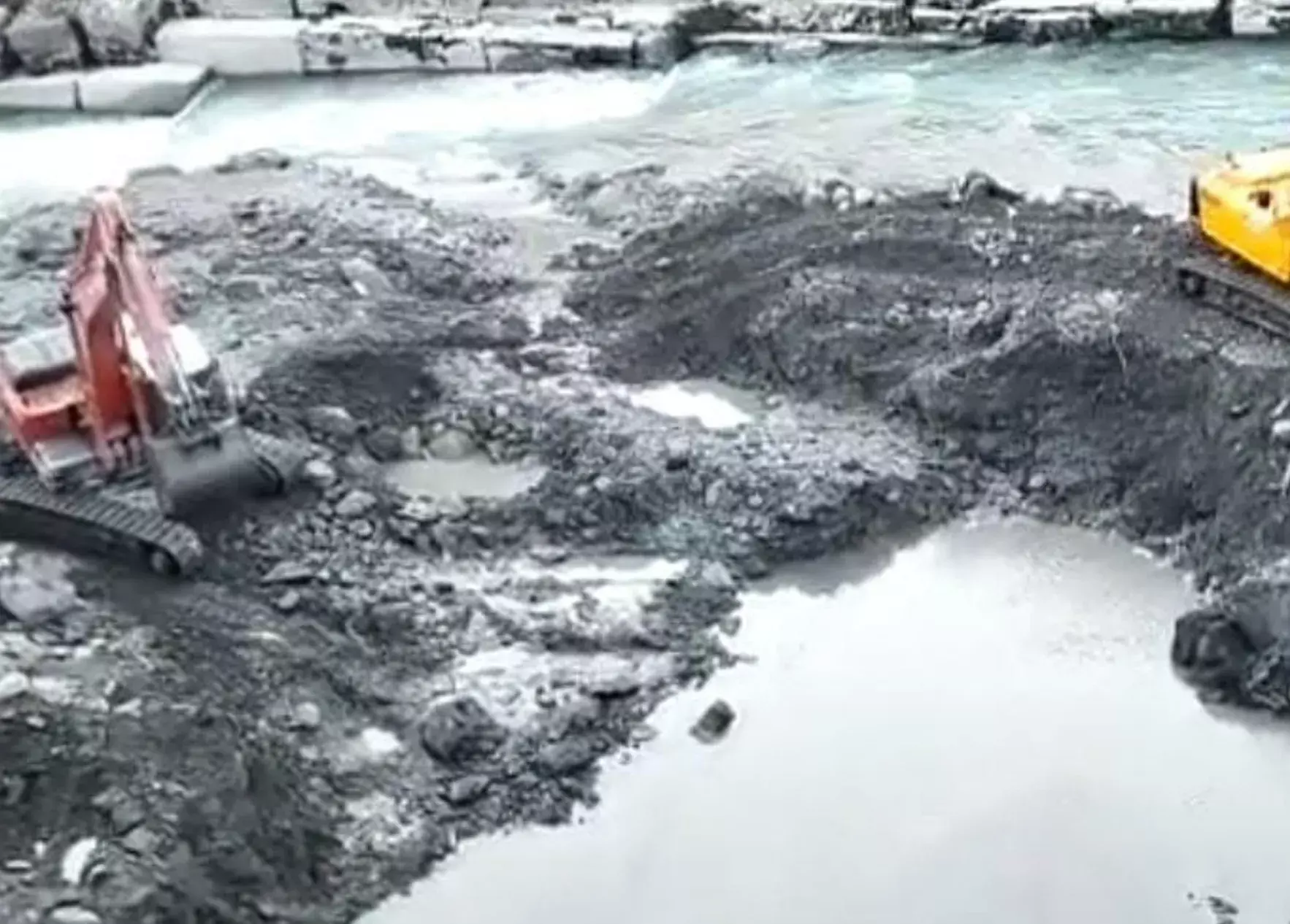 Dehradun News: काली नदी पर बन रहे तटबंध का विरोध: नेपाल की तरफ से फिर हुआ पथराव, मजदूरों में मची भगदड़