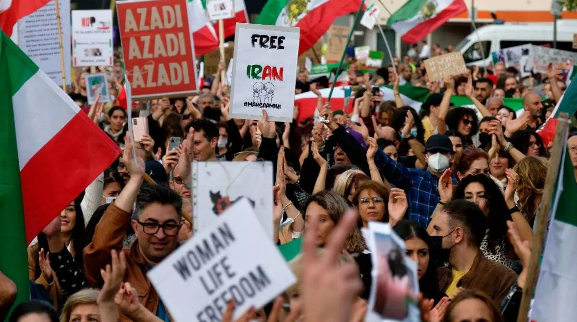 Iran Latest News: ईरान में प्रदर्शनकारियों की बड़ी जीत, मॉरलिटी पुलिस को किया गया खत्म