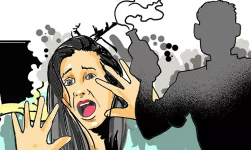 Nagpur Acid Attack: नागपुर में महिला पर फेंका तेजाब, माँ के साथ ढाई साल का बच्चा भी झुलसा Nagpur Acid Attack: नागपुर में महिला पर फेंका तेजाब, माँ के साथ ढाई साल का बच्चा भी झुलसा