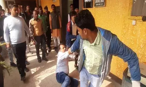 नगर आयुक्त से हुई बहस तो BJP नेता को घसीटकर फेका नगर निगम से बाहर, सतीश महाना की धमकी देकर नेताजी लखनऊ रवाना