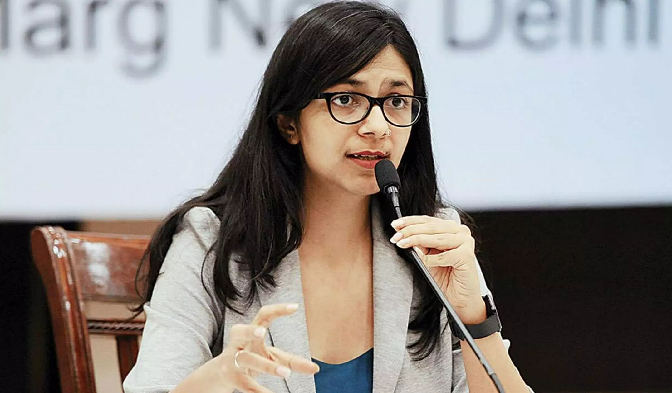 Delhi News : सब इंस्पेक्टर के साथ पति ने की मारपीट, स्वाति मालीवाल ने दिल्ली पुलिस को भेजा नोटिस Delhi News : सब इंस्पेक्टर के साथ पति ने की मारपीट, स्वाति मालीवाल ने दिल्ली पुलिस को भेजा नोटिस