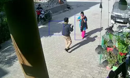 UP : भरी दोपहर तमंचा दिखाकर महिला से लूट, बदमाश के चौराहे पर ढ़ेर होने का इंतजार करते थक रहे यूपी वाले