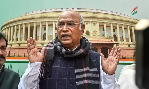 Tawang Clash: तवांग झड़प पर संसद में सरकार को घेरने की तैयारी, खड़गे ने बुलाई विपक्षी दलों के नेताओं की बैठक