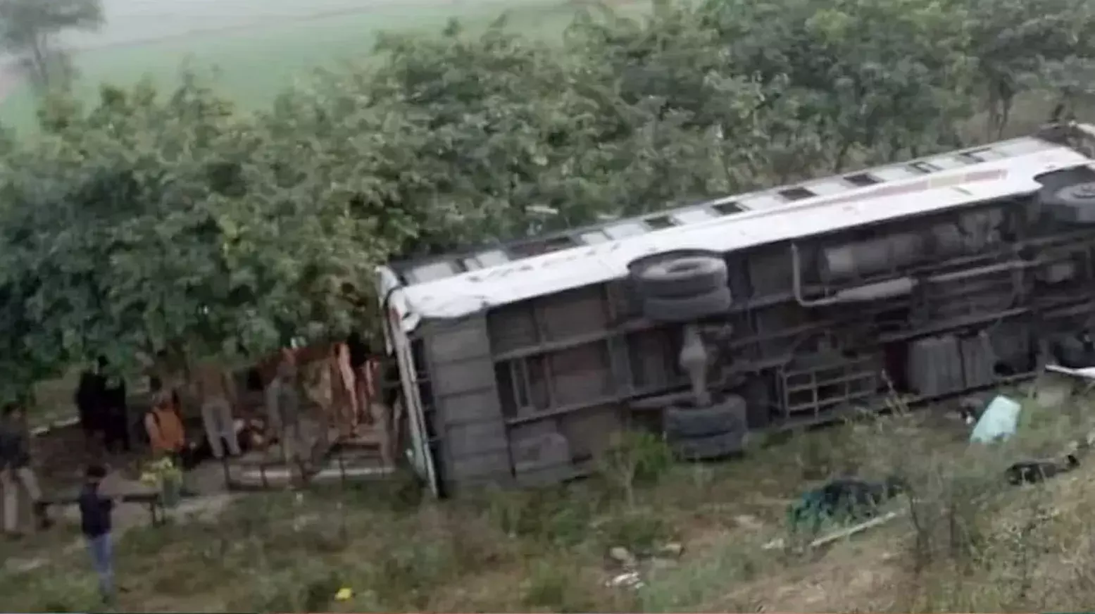 Firozabad News: आगरा-लखनऊ एक्सप्रेसवे पर भीषण सड़क हादसा, डीसीएम से टकराई बस, 6 की मौत, 22 घायल