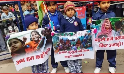 हाईकोर्ट के बनभूलपुरा को उजाड़े जाने के फैसले के विरोध में ठिठुरती ठंड में सड़कों पर उतरे हजारों लोग हाईकोर्ट के बनभूलपुरा को उजाड़े जाने के फैसले के विरोध में ठिठुरती ठंड में सड़कों पर उतरे हजारों लोग