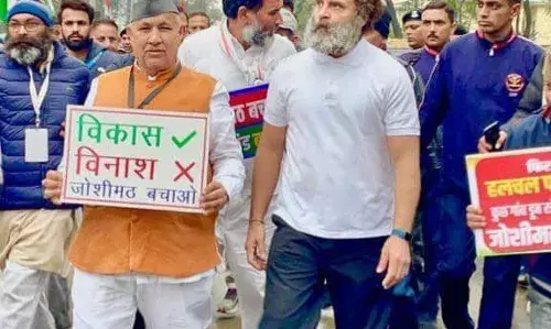 राहुल गांधी की भारत जोड़ो यात्रा में सेव जोशीमठ के पोस्टरों के साथ हुआ प्रदर्शन, उत्तराखंड भाजपा सरकार की खोली पोल पट्टी