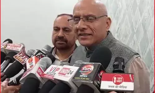 बनभूलपुरा बस्ती बचाने के लिए पैरवी कर रहे सुप्रीम कोर्ट के वरिष्ठ वकील कॉलिन गोंसालविज पहुंचे पीड़ितों के बीच