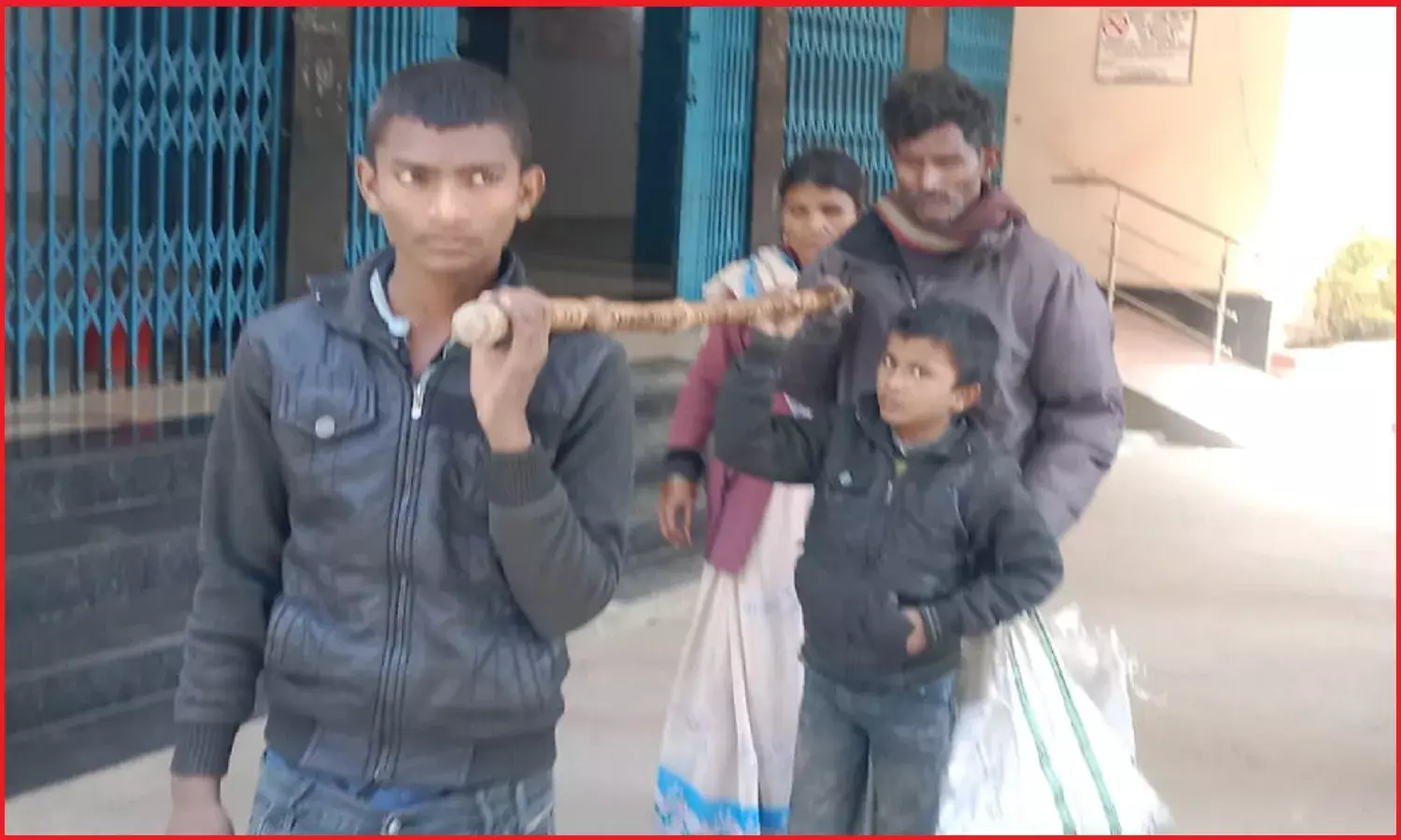 जन्मजात नेत्रहीन दंपती को 20 सालों के इंतजार के बाद भी नहीं मिला आवास, 40 किमी दूर DM के पास पहुंचने पर भी लौटा निराश