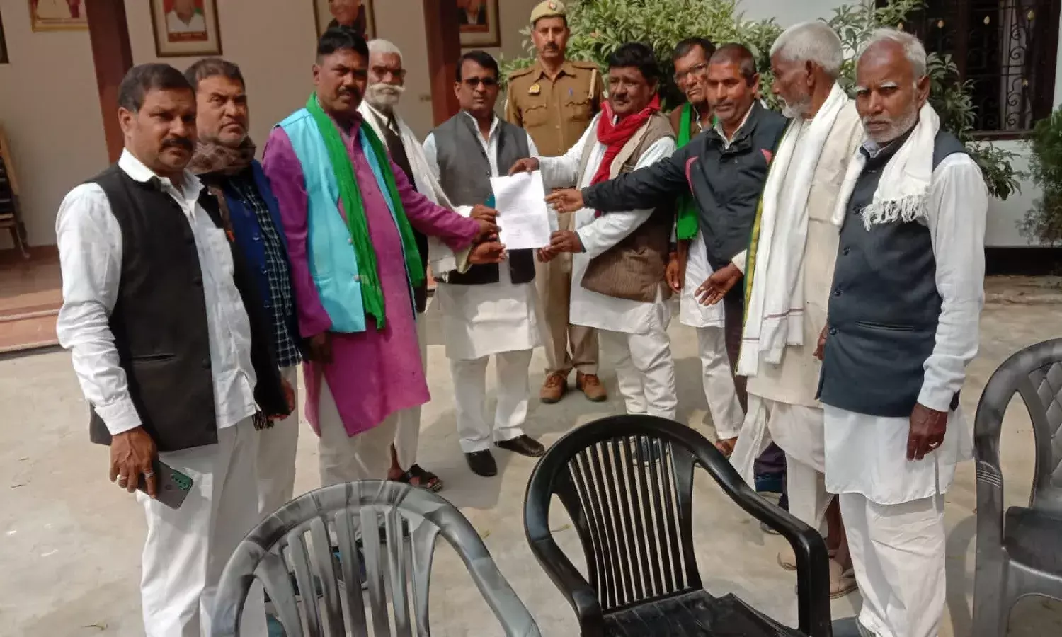 आजमगढ़ एयरपोर्ट विस्तारीकरण परियोजना रदद् करवाने के लिए किसानों ने विधायकों से की मुलाकात