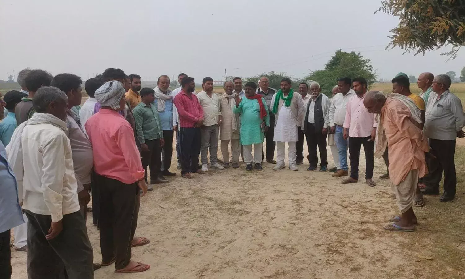 पूर्वांचल एक्सप्रेसवे के किनारे के गांवों की हजारों एकड़ जमीन के सर्वे की वायरल खबर पर किसान बोले किसी हाल में नहीं देंगे हम अपनी जमीन