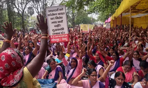 पारितोषिक नहीं 21 हजार मानदेय और स्वास्थ्य विभाग का कर्मचारी घोषित करने सहित विभिन्न मांगों पर हजारों आशा व फैसिलिटेटर का पटना में आक्रोशपूर्ण प्रदर्शन पारितोषिक नहीं 21 हजार मानदेय और स्वास्थ्य विभाग का कर्मचारी घोषित करने सहित विभिन्न मांगों पर हजारों आशा व फैसिलिटेटर का पटना में आक्रोशपूर्ण प्रदर्शन