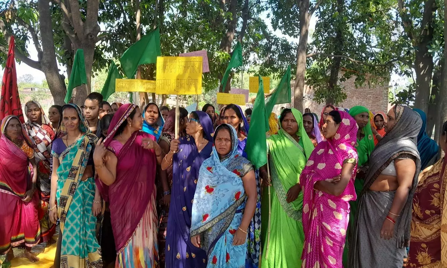 किसान नेताओं पर दर्ज फर्जी मुकदमे वापस लेने के लिए पूर्वांचल एक्सप्रेसवे के किनारे बसे गांव भेलारा में धरना प्रदर्शन