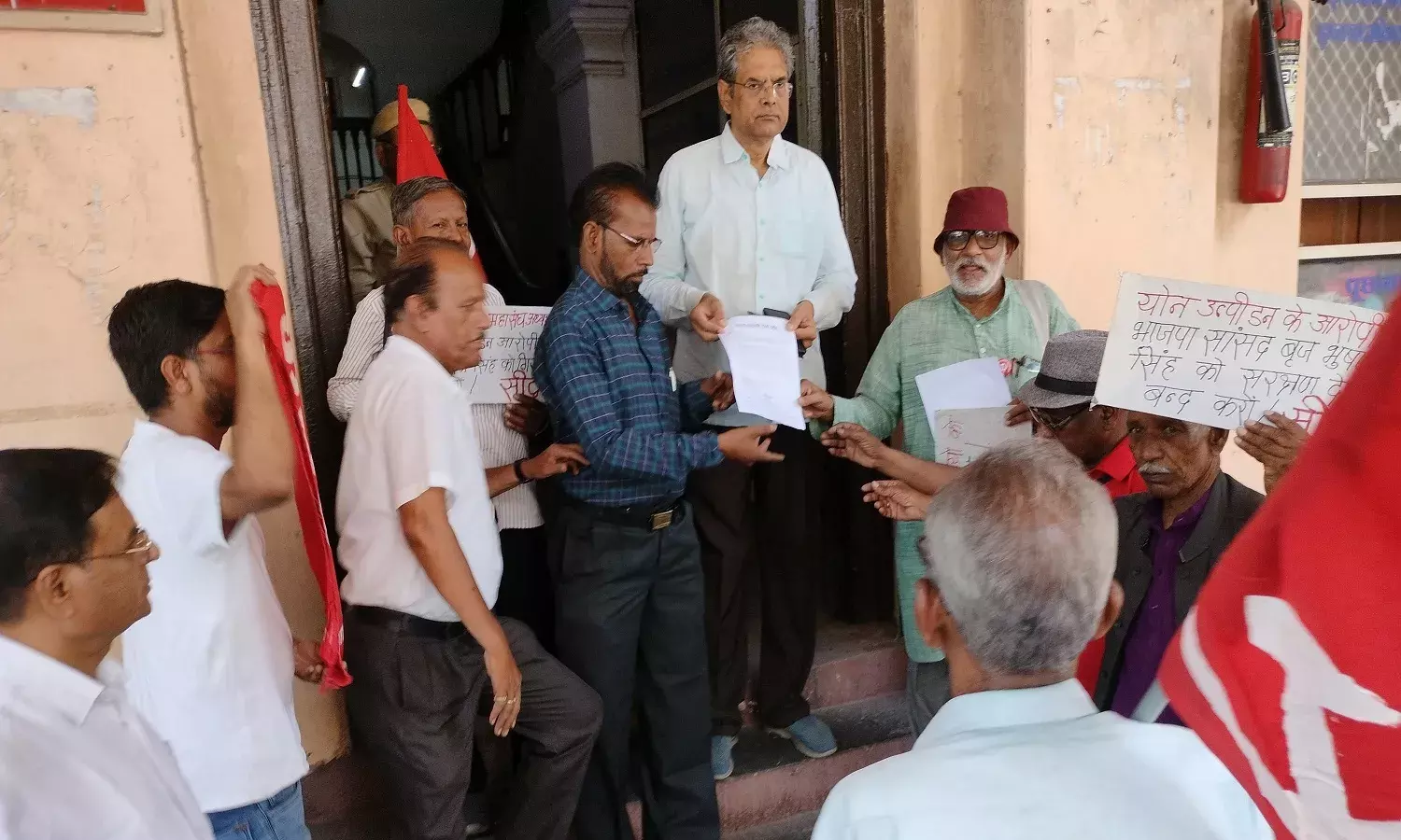 दिल्ली में पहलवानों के पुलिसिया दमन और खिलाड़ियों समेत समर्थक सामाजिक कार्यकर्ताओं पर FIR दर्ज किए जाने के खिलाफ इंदौर में प्रदर्शन