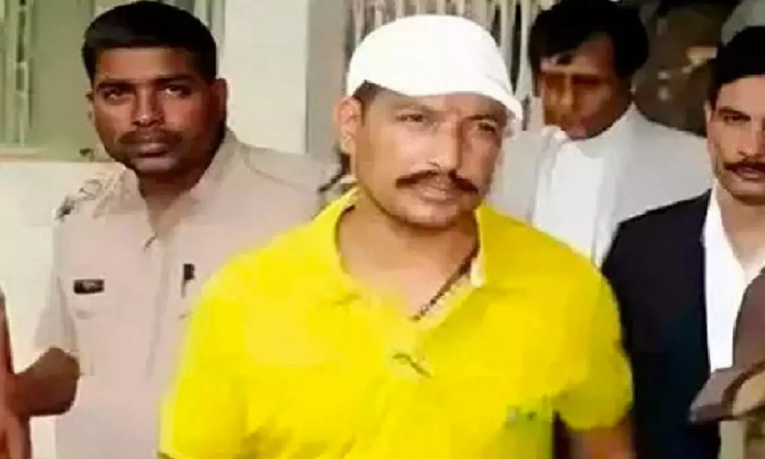 अतीक अहमद के बाद भारी सुरक्षाघेरे में गैंगस्टर संजीव महेश्वरी जीवा की केसरबाग कोर्ट में गोली मारकर हत्या, विपक्ष हुआ हमलावर