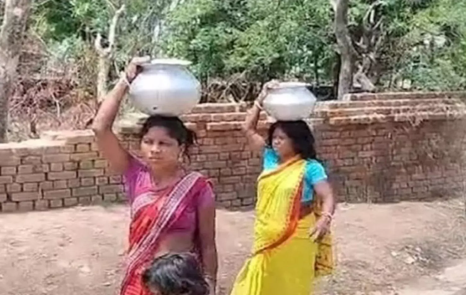 जल संकट के दंश को झेलने को मजबूर महिलाएं, 20 करोड़ घंटे बीत जाते हैं सिर्फ पानी भरकर लाने में