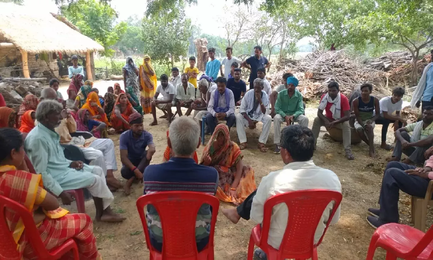 मिर्जापुर में दलित युवक की संदिग्ध मौत के बाद पुलिस ने जला दी लाश, शरीर पर चोट और प्रताड़ना के थे गहरे निशान