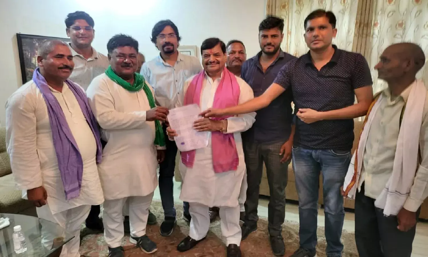 खिरियाबाग के किसानों-मजदूरों ने की शिवपाल यादव से मुलाकात, 293 दिन से दे रहे हैं अपनी जमीन बचाने के लिए धरना