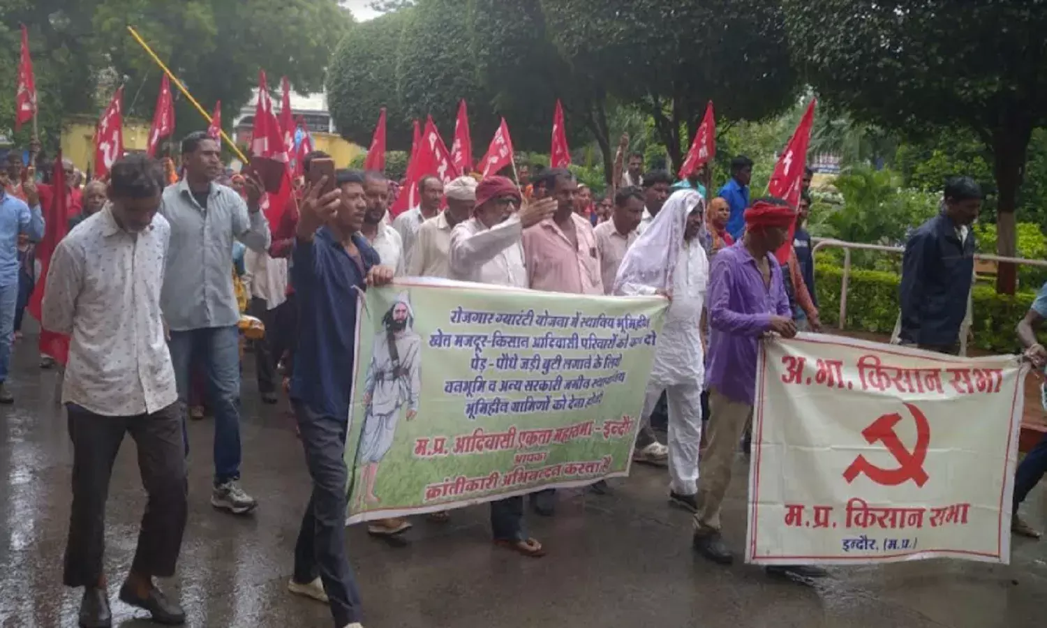 MP में दलित-आदिवासियों को बांटे गये राजस्व भूमि के पट्टे में गंभीर त्रुटियां, सैकड़ों लोगों ने किया इंदौर कलेक्ट्रेट पर प्रदर्शन