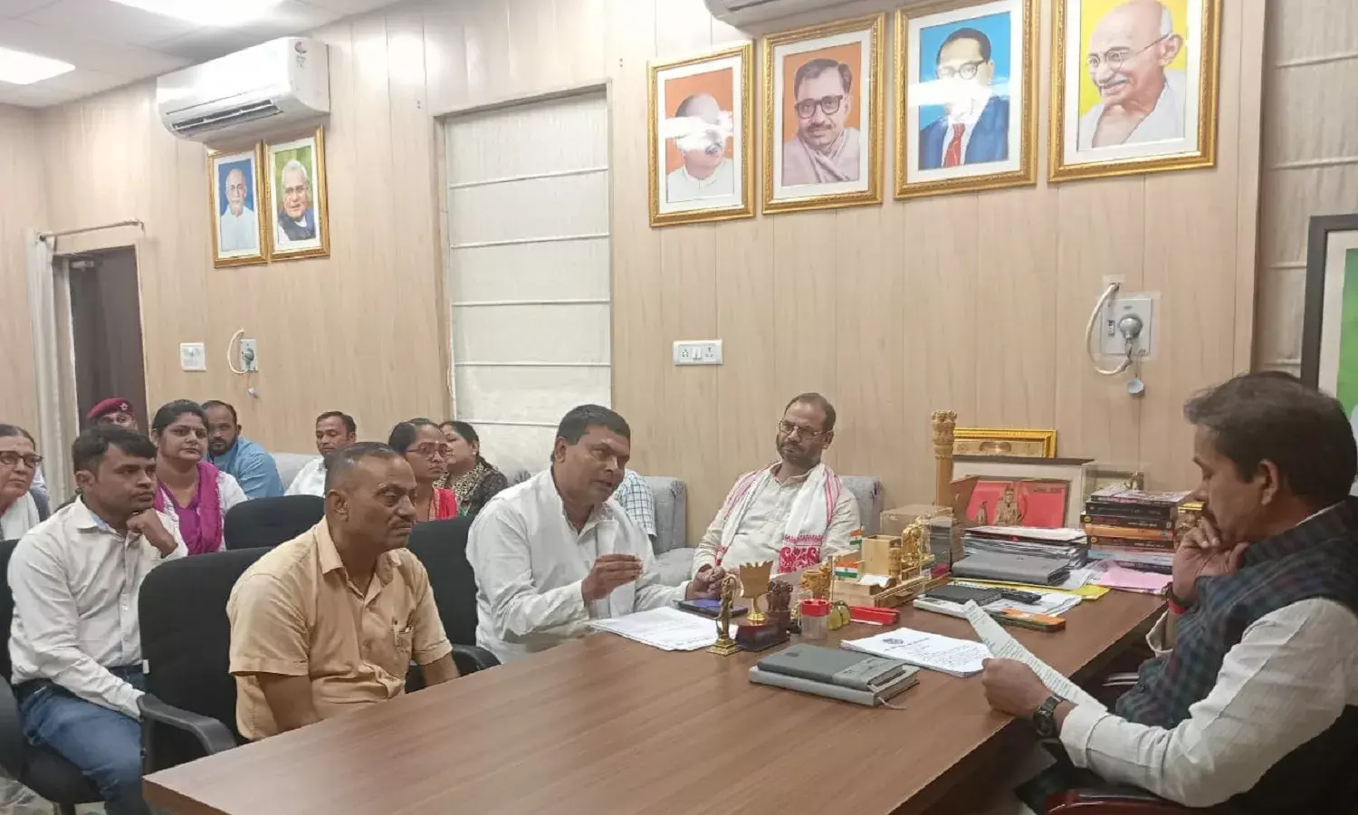 8 करोड़ 30 लाख श्रमिकों के लिए BJP सरकार के पास नहीं कोई योजना, असंगठित क्षेत्र का प्रतिनिधिमंडल मिला श्रममंत्री से