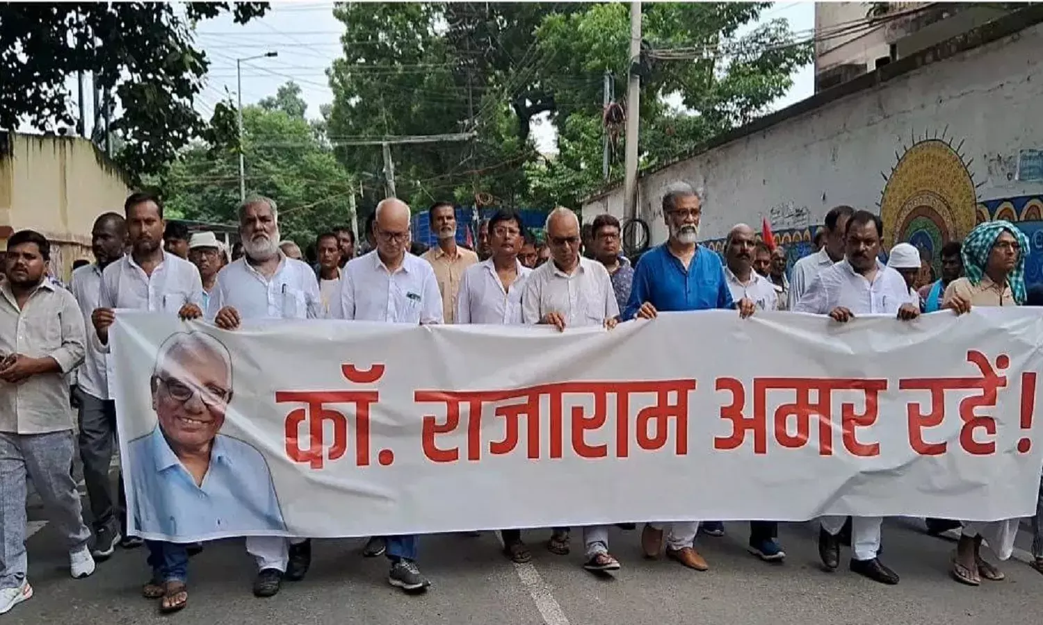 नम आंखों से मुठ्ठी बांधकर भाकपा-माले के वरिष्ठ नेता राजाराम को दी गई अंतिम विदाई, जुलूस की शक्ल में निकली अंतिम यात्रा