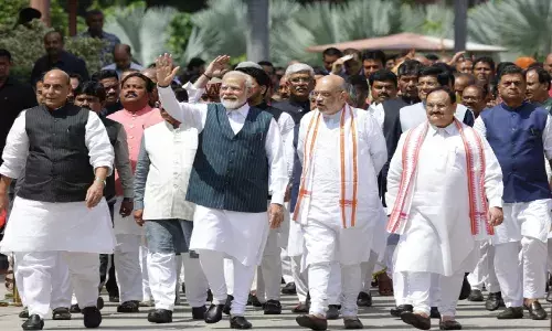 अभी सिर्फ़ संसद का विशेष सत्र समाप्त हुआ है, प्रधानमंत्री मोदी का विशेष एजेंडा क़ायम है !