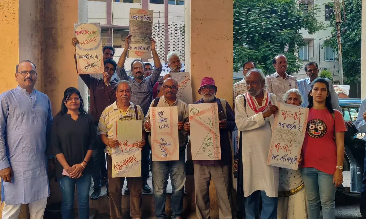 इंदौर के सामाजिक राजनीतिक कार्यकर्ताओं ने न्यूजक्लिक पर हुई कार्रवाई की तुलना की भीमा कोरेगांव मामले में लेखकों-कार्यकर्ताओं की गिरफ्तारियों से