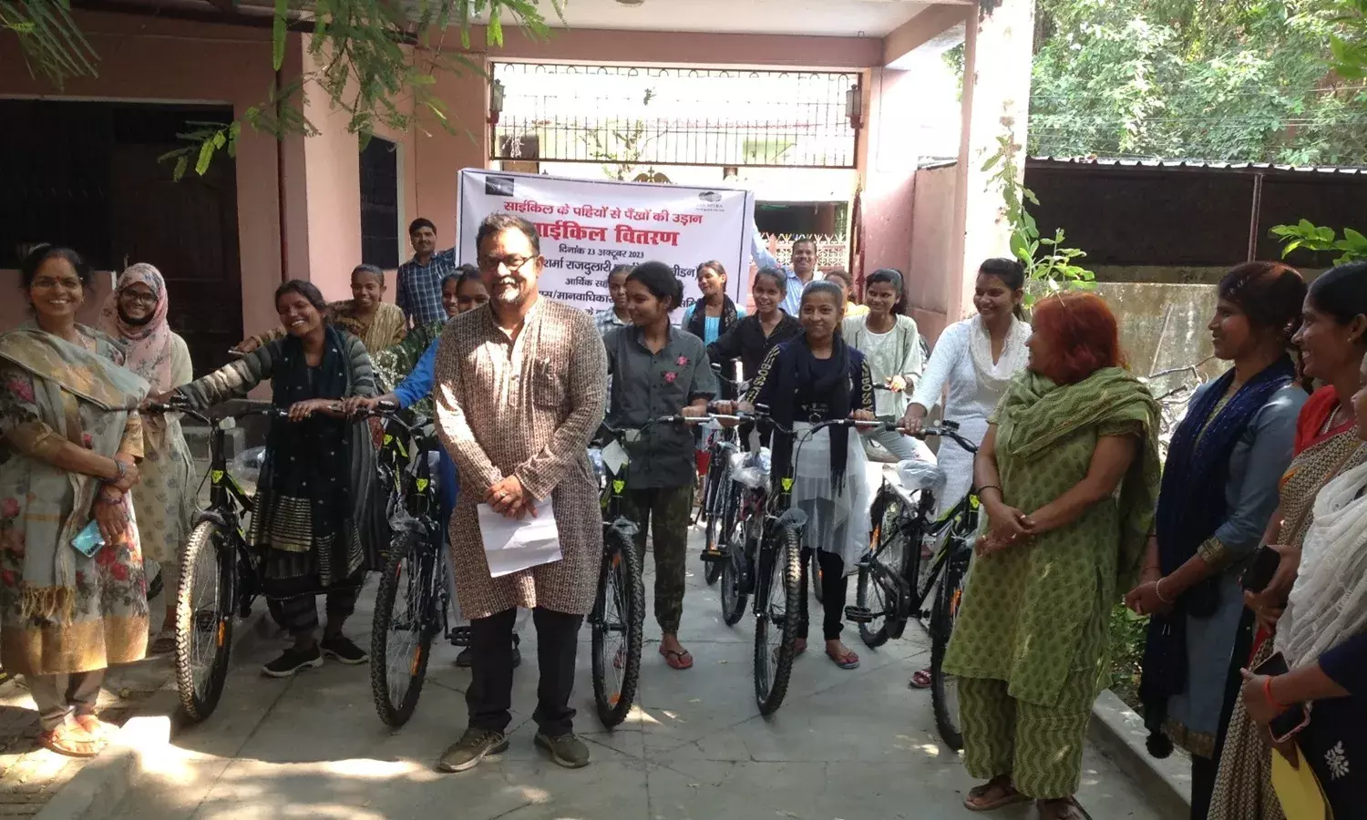 13 गरीब बच्चियों को निशुल्क साईकिल वितरित, अब नहीं जाना पड़ेगा 5-10 किलोमीटर दूर पैदल स्कूल-कॉलेज