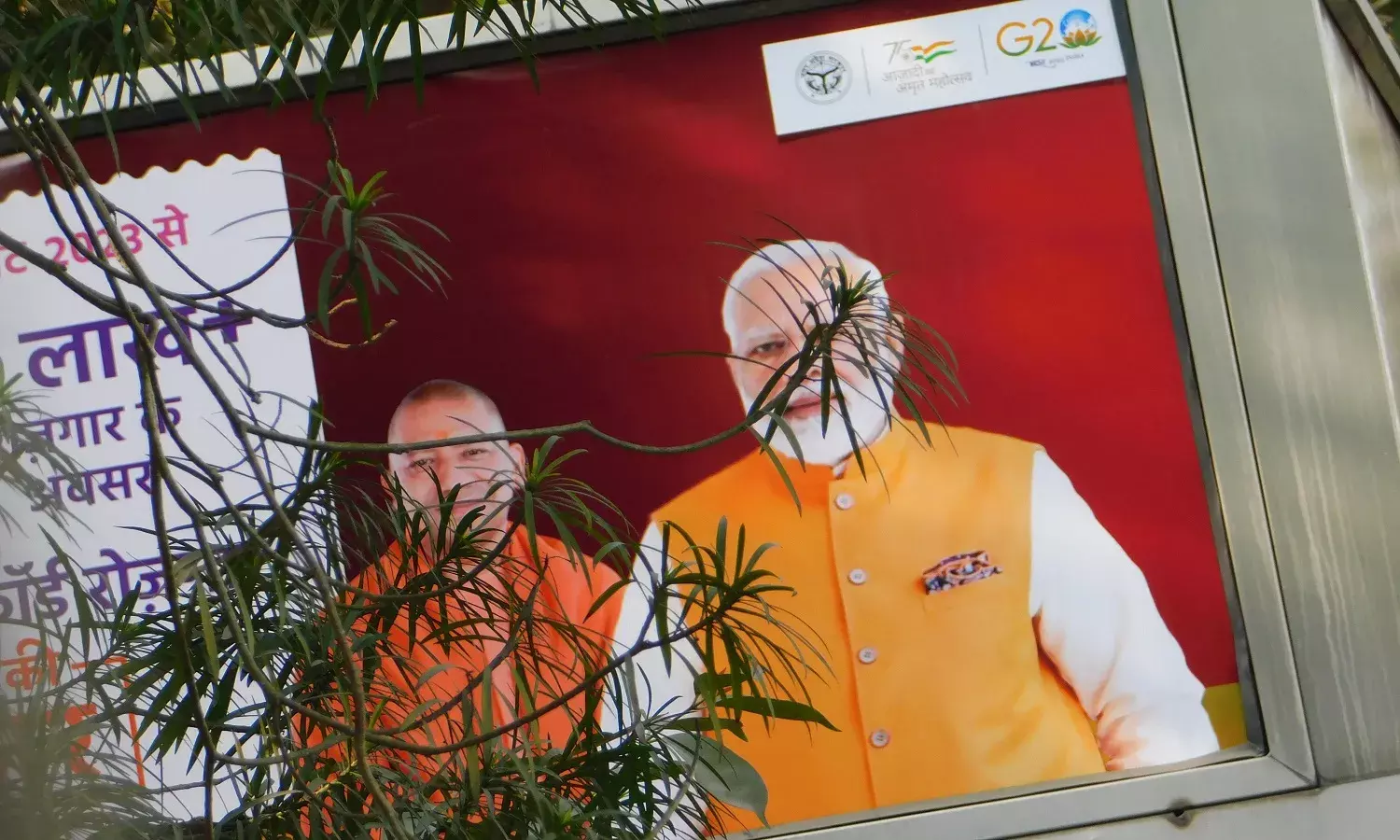 जनता का कुछ भला हो या न हो पर मोदी-योगी की सूरत नजर आनी चाहिए हरेक पोस्टर पर, प्रचार पर टिका पूंजीवाद और राजनीति