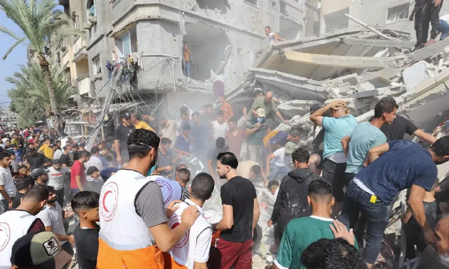 मलबे से निकल रहीं हैं हज़ारों सिसकियाँ