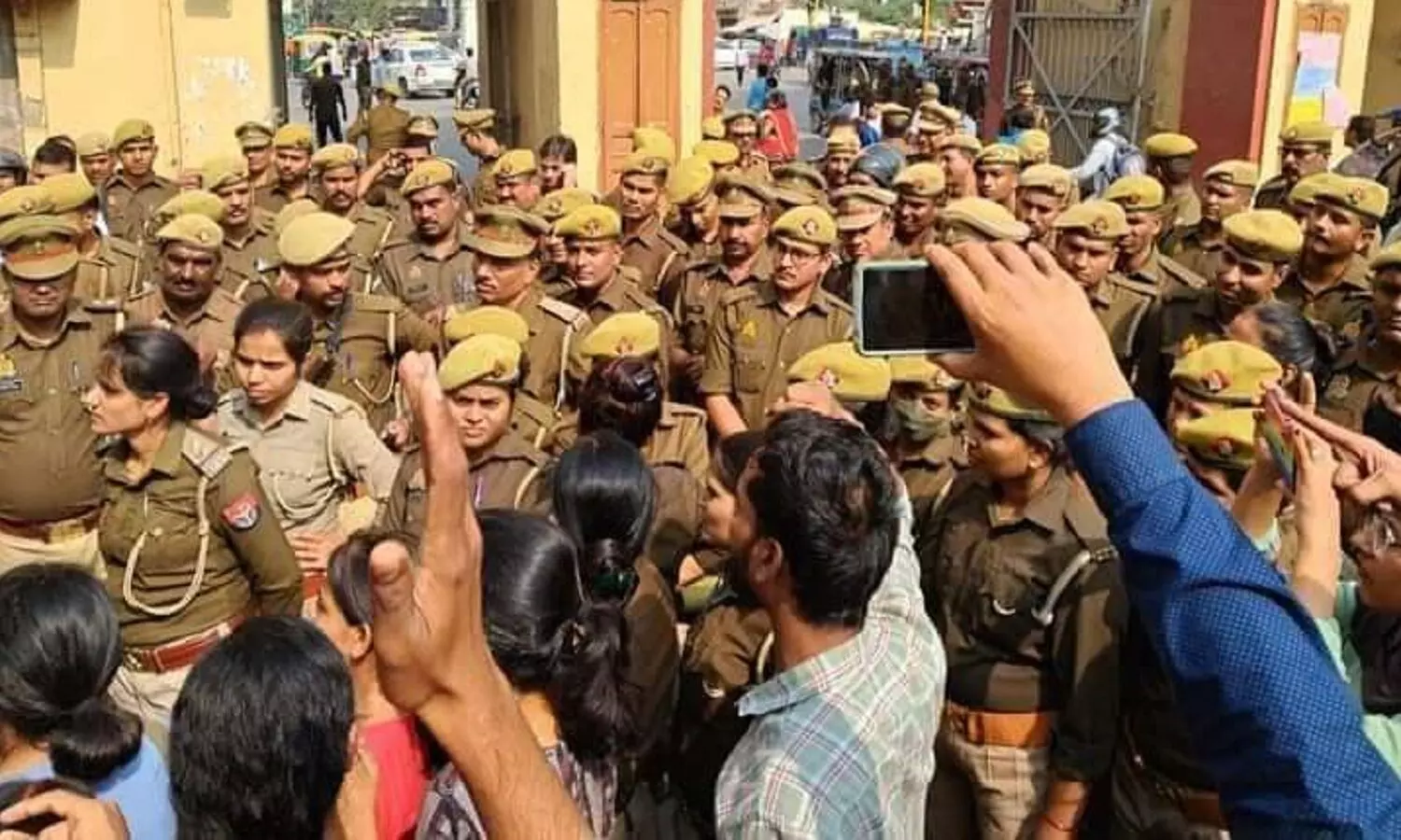 BJP के छात्र संगठन ABVP पर BHU IIT में छात्रा के यौन उत्पीड़न के खिलाफ आंदोलनरत छात्रों पर पुलिस की मौजूदगी में हमले का आरोप
