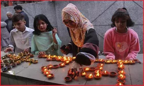 देह व्यापार में धकेली गयीं जीबी रोड की महिलाओं और बच्चों ने सब के राम-सब में राम कार्यक्रम में दीप जलाकर गायी रामधुन