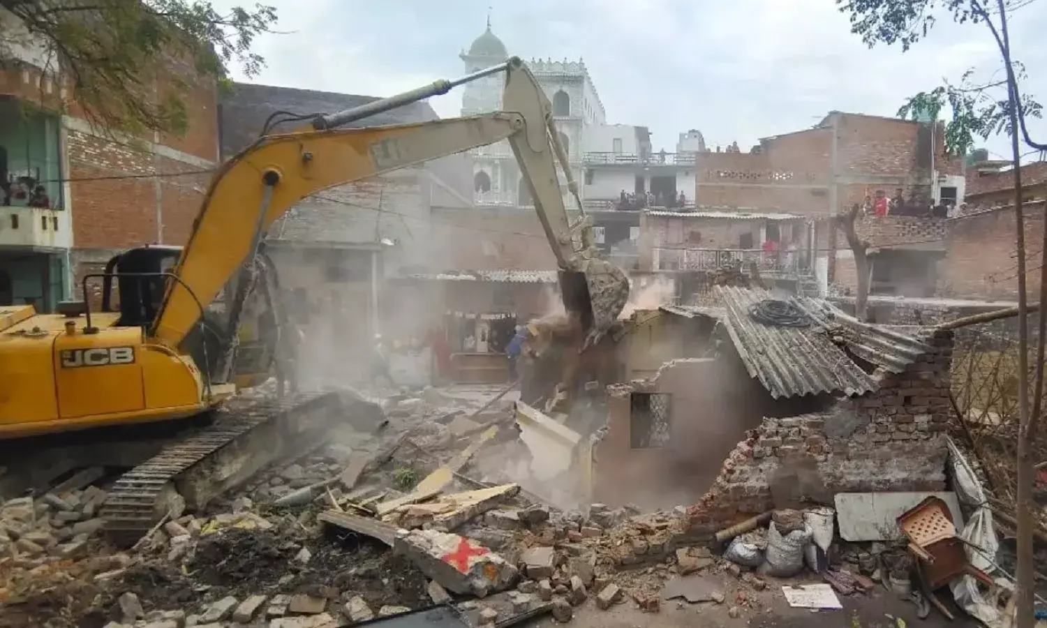 लखनऊ में जमीन बेदखली की कार्रवाई पर लगी रोक, आंदोलनकारियों के आगे झुकी योगी सरकार-अब नहीं चलेगा बुल्डोजर !