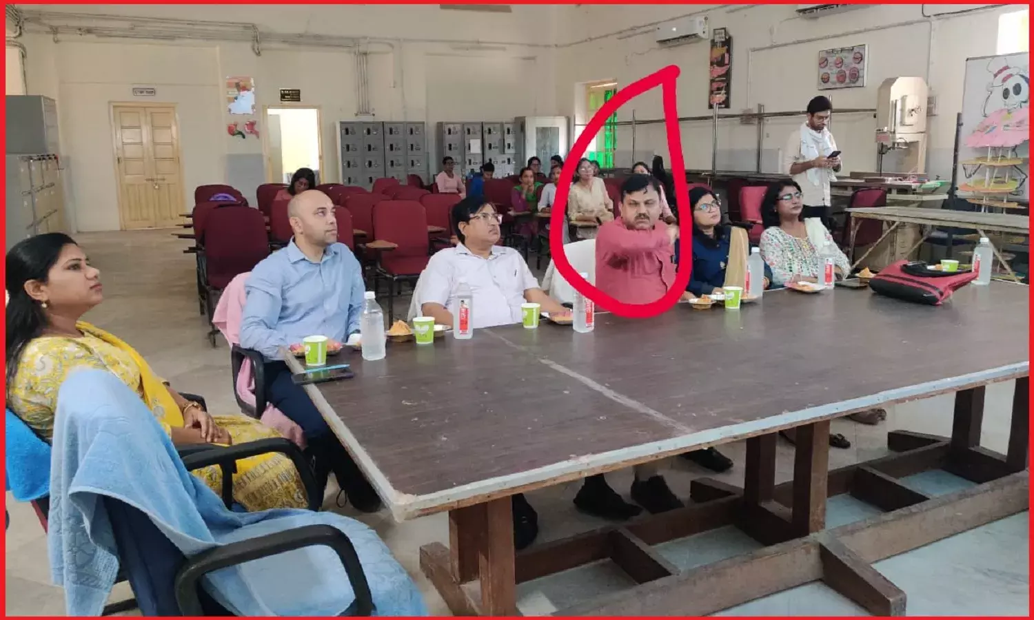 मामला वापस लो नहीं तो पछताना पड़ेगा BHU दलित शोधछात्र को समोसा चलाकर मारने वाले सवर्ण प्रोफेसर पीड़ित पर बना रहे दबाव