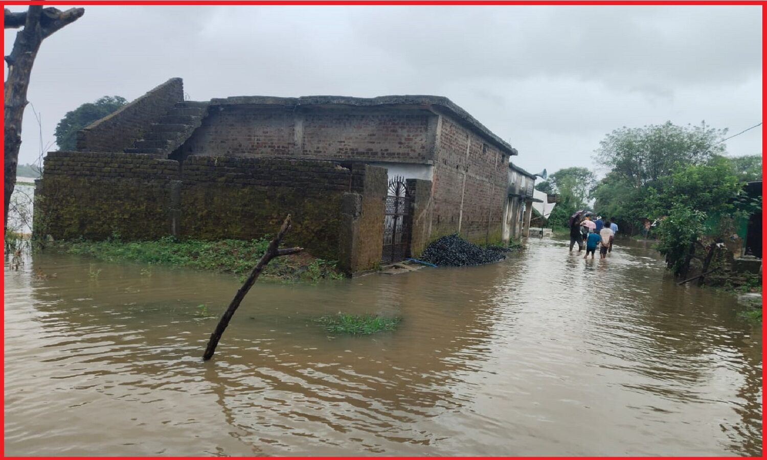 MP में अधिकारियों की लापरवाही से पदमी बस्तियों में जलभराव, बाढ़ प्रभावितों को राहत एवं क्षतिपूर्ति की मांग