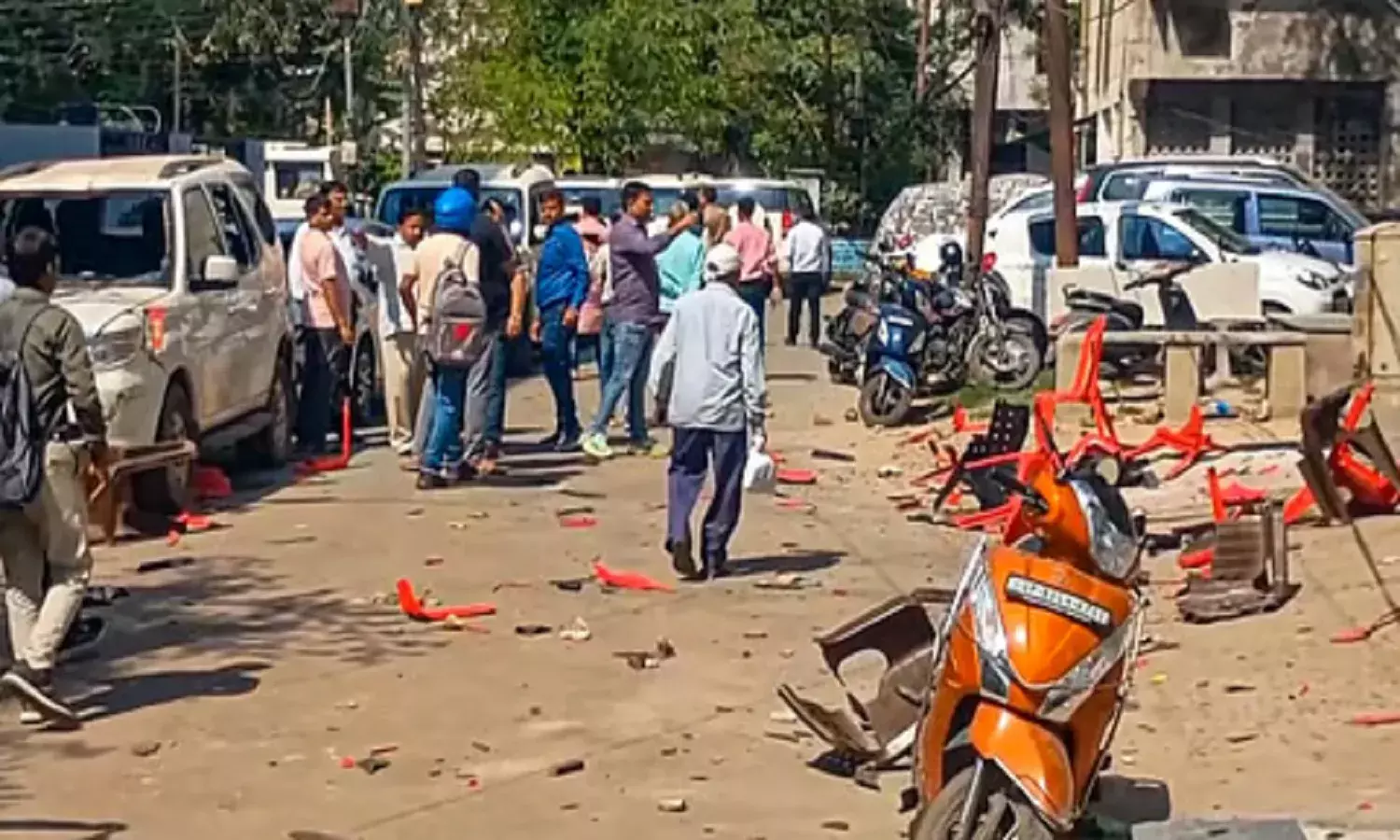 करणी सेना ने किया सपा सांसद रामजी लाल सुमन के घर पर तलवार-पत्थर से हमला, पूर्व आईपीएस ने कहा हिंदुत्ववादी सरकारें दे रहीं ऐसे संगठनों को संरक्षण