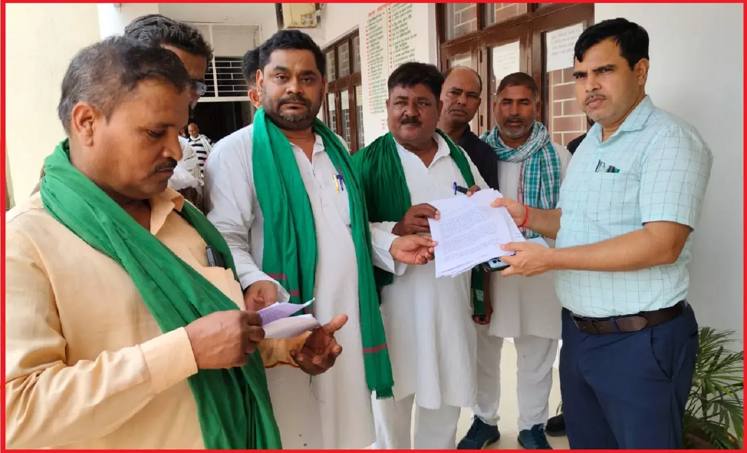 लेखपाल और कानूनगो पर किसानों की जमीन पर जबरन कब्जा करवाने का आरोप, जिलाधिकारी आजमगढ़ को सौंपा ज्ञापन