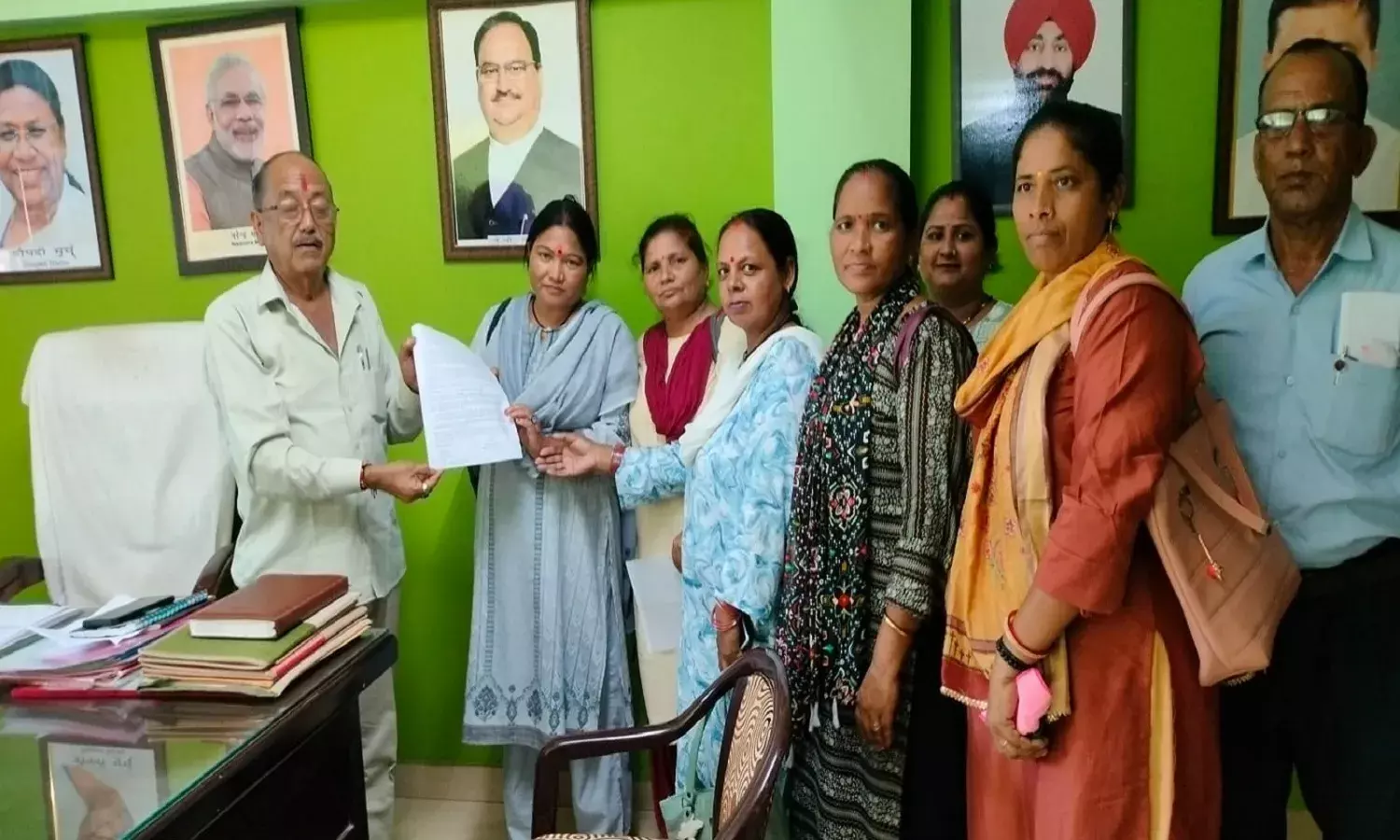 मालधन सामुदायिक स्वास्थ्य केंद्र से डॉक्टरों का ट्रांसफर रोकने के लिए मोर्चे पर डटी महिलायें, BJP विधायक से की मुलाकात