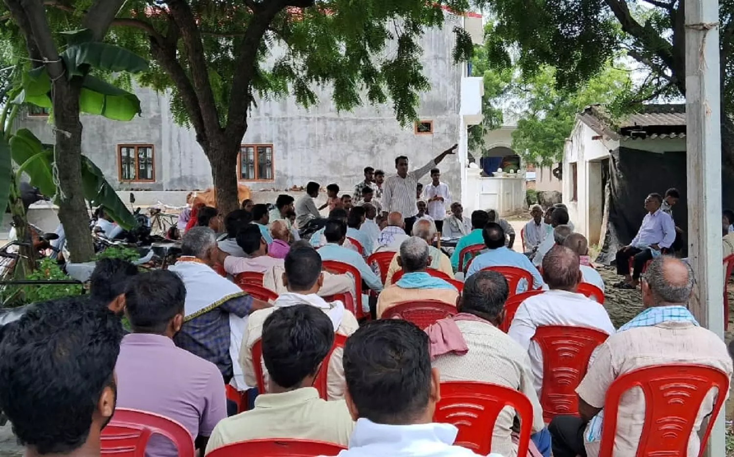 सांती गांव में एयरपोर्ट के विस्तारीकरण के विरोध में हुई बैठक, किसान बोले जमीन छीनने की साजिश नहीं होगी सफल