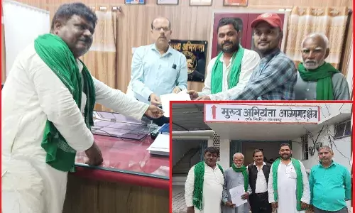 निज़ामाबाद की जर्जर सड़कों पर रोज दुर्घटनाओं में जनता का जीवन हुआ दूभर, किसान नेताओं ने पूछा सरकार कब करेगी कार्रवाई !