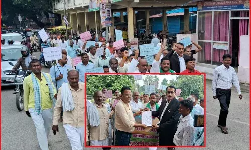 एयरपोर्ट के नाम पर जमीन छीने जाने के खिलाफ सैकड़ों किसानों ने आजमगढ़ जिला मुख्यालय पर प्रदर्शन, बोले विस्तारीकरण से होगा हमारा विनाश