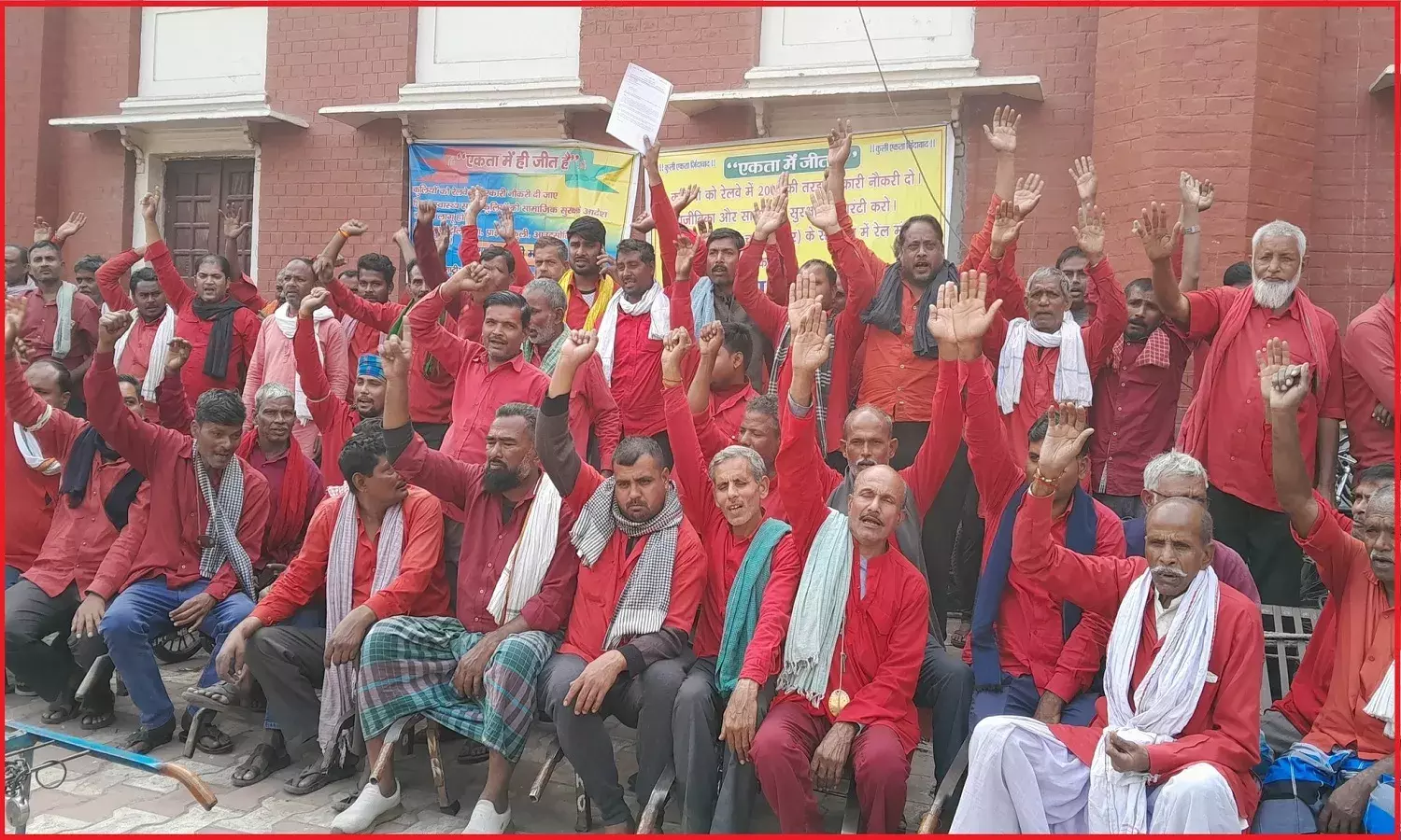 नौकरी और सामाजिक सुरक्षा के लिए कुलियों ने किया राष्ट्रव्यापी प्रदर्शन, कहा बैटरी कार, ट्रॉली प्रथा और माई कुली एप के कारण कुली संकट में !