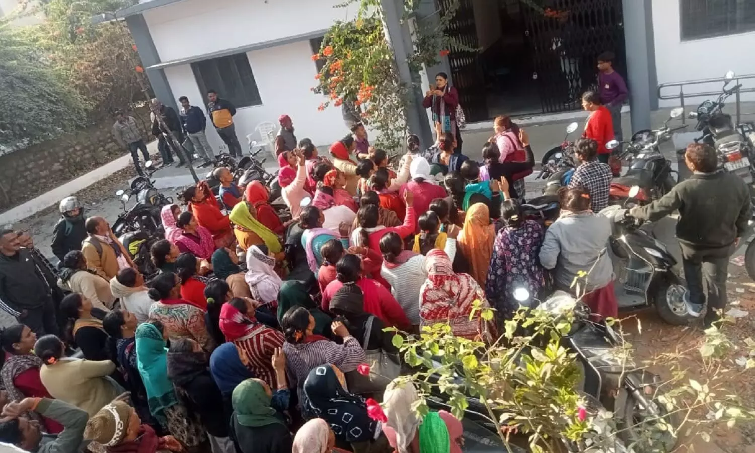 वनग्राम पूछड़ी के लोगों की बेदखली के खिलाफ आंदोलन के लिए आयोजित बैठक में पुलिस ने डाला खलल, आंदोलनकारियों ने धामी सरकार पर जड़े गंभीर आरोप वनग्राम पूछड़ी के लोगों की बेदखली के खिलाफ आंदोलन के लिए आयोजित बैठक में पुलिस ने डाला खलल, आंदोलनकारियों ने धामी सरकार पर जड़े गंभीर आरोप